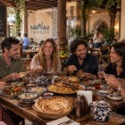 După vizita la Khast-Imam, grupul se oprește pentru prânz la un restaurant din Tașkent, savurând împreună preparate uzbece înainte de a continua vizita orașului.