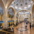 Descoperirea capitalei continuă în subteran, în stația Gafur Gulom, unde arcadele, bolțile și suprafețele decorative evidențiază caracterul artistic al metroului din Tașkent.
