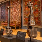 În interiorul Muzeului Artelor Aplicate, covoarele, textilele, instrumentele muzicale și obiectele artizanale dezvăluie tehnicile, culorile și tradițiile meșteșugurilor uzbece.
