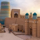 Călătoria ajunge la Khiva și la zidurile cetății Ichan Kala, vechi oraș al caravanelor, unde porțile fortificate, minaretele și cupolele introduc în istoria Horezmului.