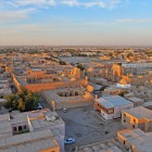A treia zi începe cu plecarea din Khiva: văzute de sus, casele din pământ și cartierele istorice însoțesc drumul spre Bukhara, următoarea etapă a vechiului Drum al Mătăsii.