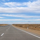 Transferul continuă pe drumul A380, care traversează întinderile deschise din vestul Uzbekistanului, urmând legătura terestră istorică dintre Khiva și Bukhara.