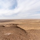 De-a lungul traseului, întinderile deșertului Kyzylkum amintesc de peisajele străbătute timp de secole de caravanele care călătoreau între marile orașe comerciale ale Drumului Mătăsii.