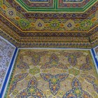 În sala următoare, decorațiunile aurii, motivele florale și suprafețele albastre și verzi formează un ansamblu rafinat, specific gustului ornamental al curții din Bukhara.