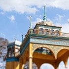 Apropierea de pavilion dezvăluie mai bine arcadele sculptate, nuanțele de albastru și auriu și turlele zvelte care definesc profilul original al clădirii istorice.
