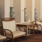 În interiorul sălilor, mobilierul din lemn, scaunele tapițate și vasele mari decorate recreează atmosfera curții și gustul internațional al ultimului emir din Bukhara.