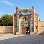 Vizita la Sitorai Mokhi-Khosa începe de la portalul monumental, decorat cu plăci ceramice policrome și inscripții, care deschide accesul spre reședința de vară a emirului din Bukhara.