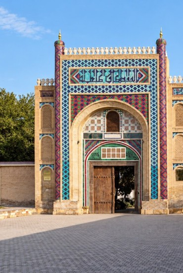 După sosirea în Bukhara, turul ajunge la Sitorai Mokhi-Khosa, unde portalul monumental, decorat cu plăci ceramice policrome, introduce în reședința de vară a ultimului emir.