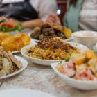 O oprire la un restaurant local oferă ocazia de a lua prânzul și de a descoperi câteva arome uzbece, înainte de continuarea călătoriei prin deșertul Kyzylkum spre Bukhara.