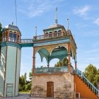 Plimbarea conduce apoi spre pavilionul panoramic, legat de un turn lateral și decorat cu arcade din lemn, balustrade pictate și elemente ornamentale delicate.