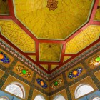 Vizita se încheie sub un tavan decorat cu panouri geometrice locale și vitralii policrome, sinteză a întâlnirii dintre meșteșugul uzbec și influențele europene.
