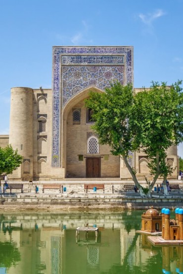 Labi Hauz și Madrasa Nodir Divan-Begi din centrul istoric al Buharei