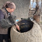 Cei care doresc pot participa la prepararea bitchak, plăcinte coapte în cuptor și umplute cu spanac sau dovleac, precum și a tradiționalului plov
