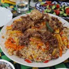 Prânzul continuă cu plov, preparat din orez, carne de vită, morcovi și ceapă: una dintre cele mai reprezentative specialități ale bucătăriei uzbece.