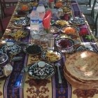Prânzul servit împreună devine un prilej de întâlnire cu localnicii, printre preparate tradiționale, povești, obiceiuri și aspecte ale vieții cotidiene din sat.