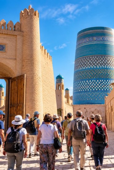 Intrarea în Ichan Kala printre zidurile și arhitectura istorică din Khiva