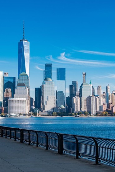 Panorama orașului Lower Manhattan, cu One World Trade Center văzut de pe malul râului din New Jersey.