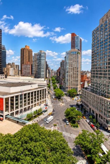 Piața Lincoln Center, cu fațada Metropolitan Opera House din Manhattan, New York.