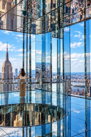 Observatorul SUMMIT One Vanderbilt cu suprafețe reflectorizante și vedere spre panorama Manhattanului